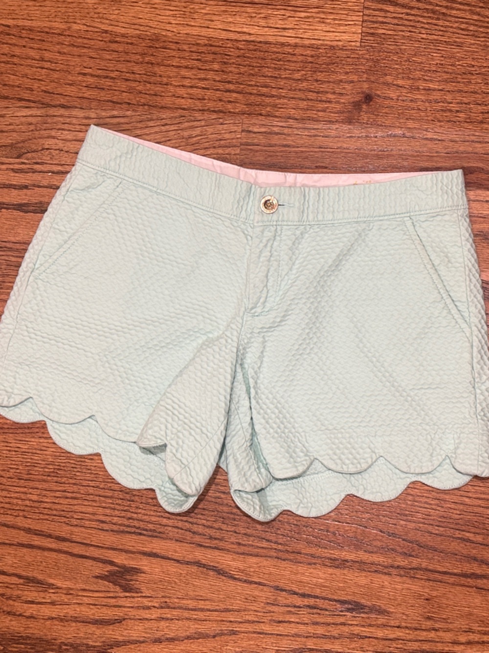 Scallop Hem Women's Shorts in Light Mint